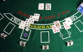 Meja roulette menang bet dengan roda fisik dan opsi taruhan interaktif